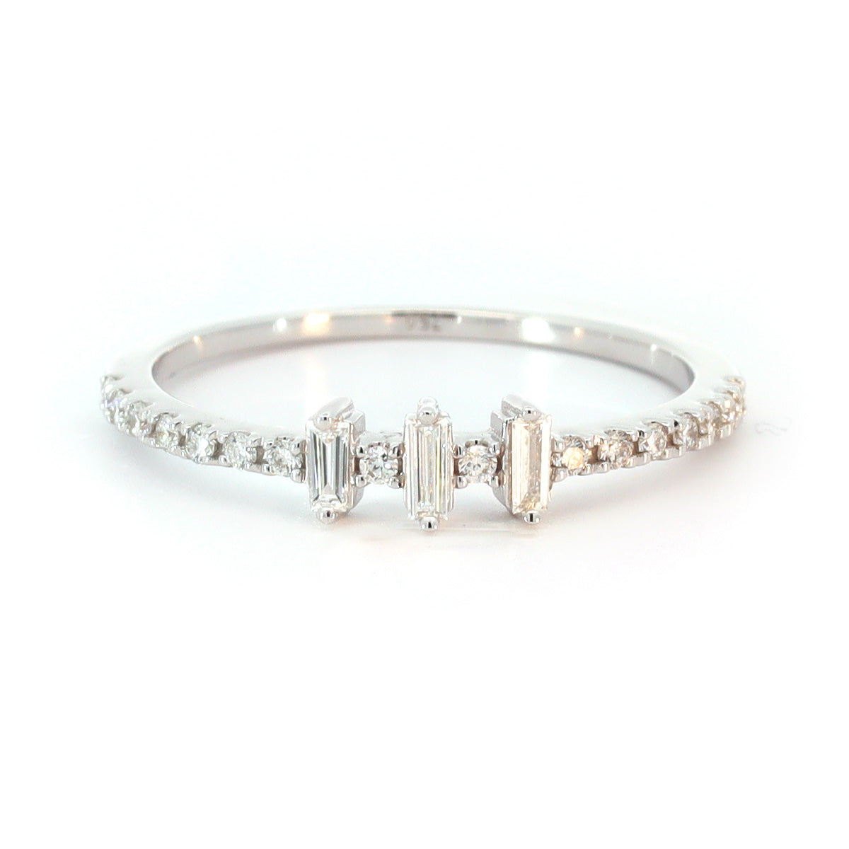 18K gold Round Brilliant and Baguette Diamond Ring 0.22ct A00227 - FABER JEWELS